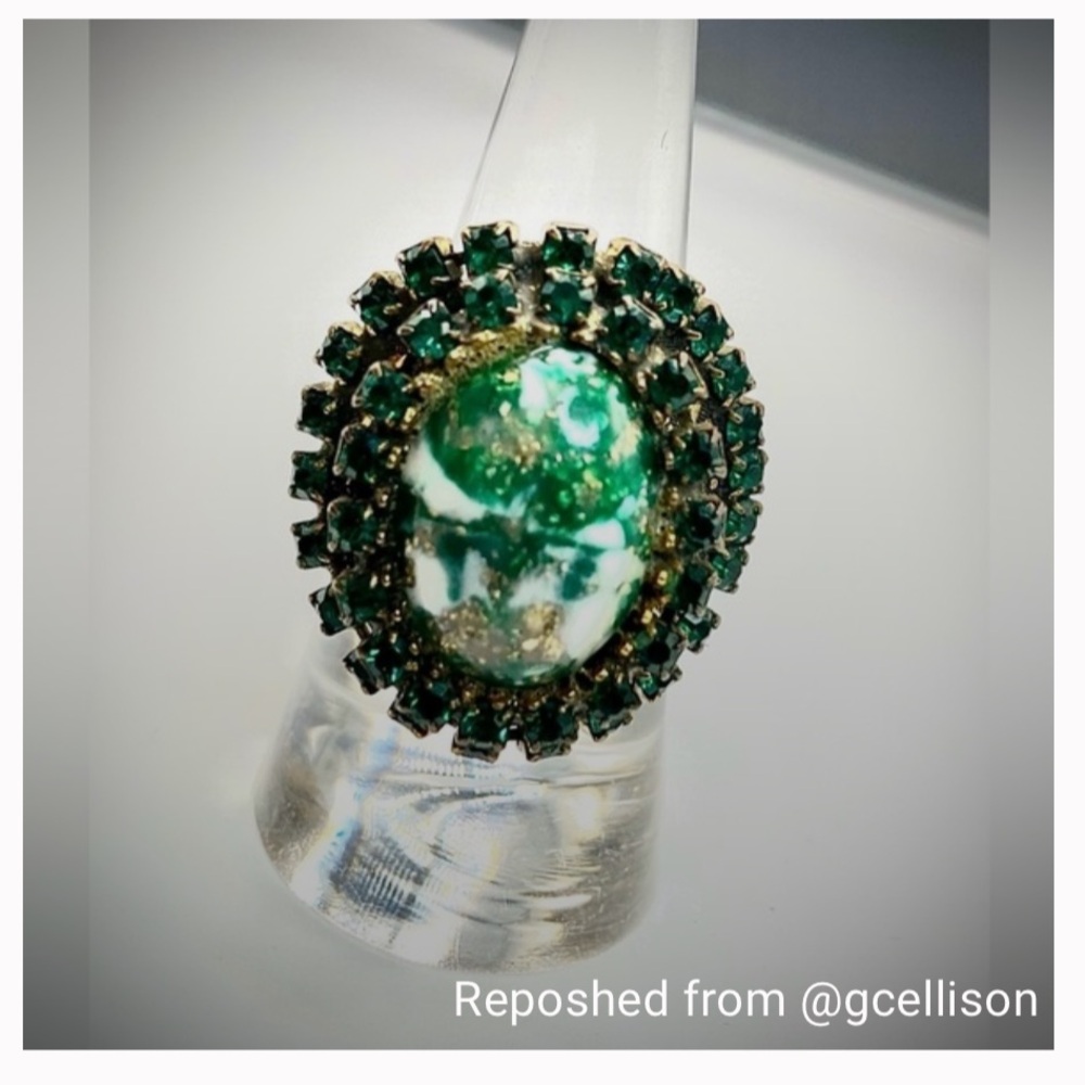 VINTAGE green foiled milk glass surrounded in helix of green rhinestones ring